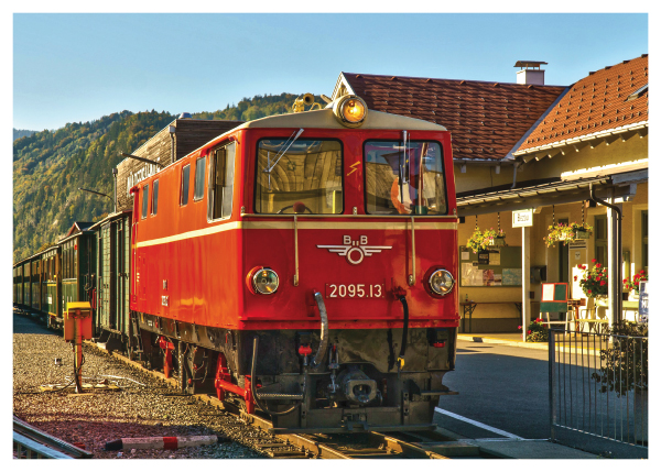 Eisenbahnerlebnis auf schmaler Spur im Bregenzerwald. Die Diesellokomotive 2095.13 (Bj. 1961) in der Abendsonne am Bahnhof in Bezau.